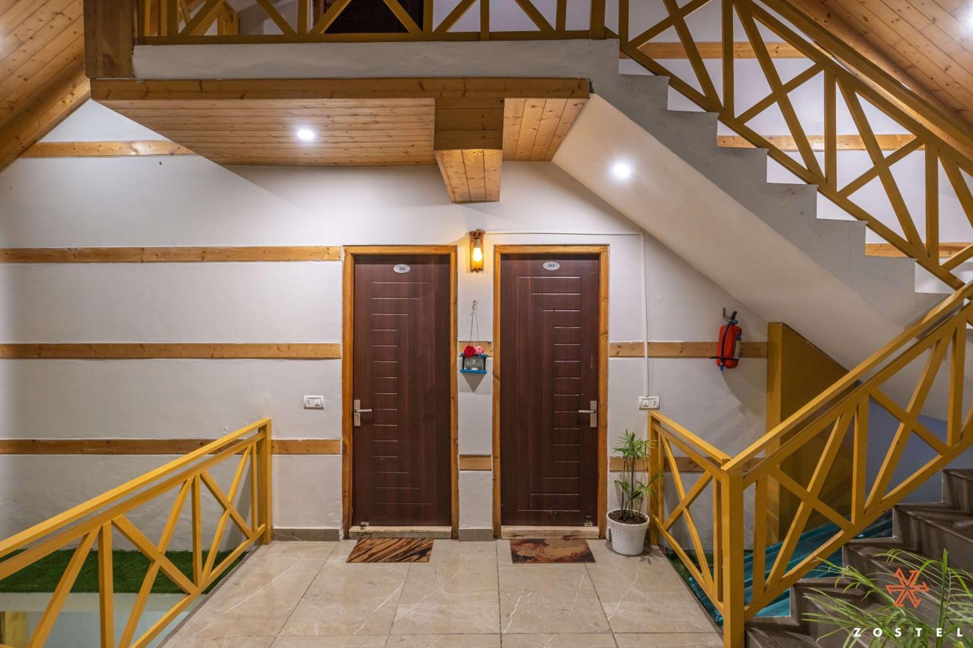 Zostel Shoja, Jibhi Hostel Exterior photo